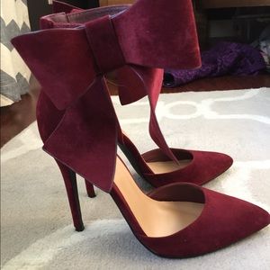 Worn once maroon bow heels